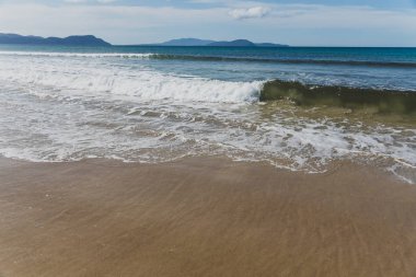 Güney Pasifik'e bakan güneşli el değmemiş ve ıssız plaj 