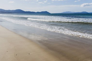 Güney Pasifik'e bakan güneşli el değmemiş ve ıssız plaj 