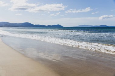 Güney Pasifik'e bakan güneşli el değmemiş ve ıssız plaj 