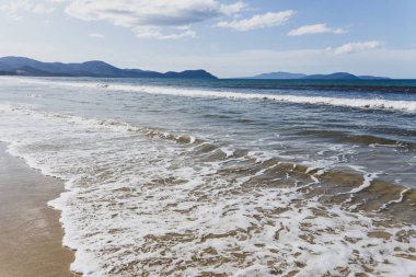 Güney Pasifik'e bakan güneşli el değmemiş ve ıssız plaj 