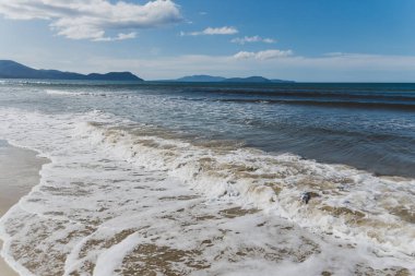 Güney Pasifik'e bakan güneşli el değmemiş ve ıssız plaj 