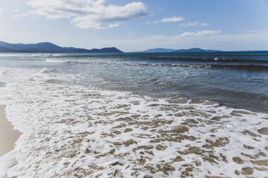 Güney Pasifik'e bakan güneşli el değmemiş ve ıssız plaj 