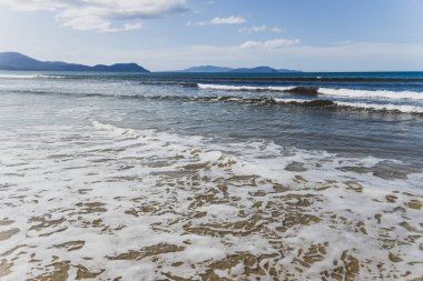 Güney Pasifik'e bakan güneşli el değmemiş ve ıssız plaj 