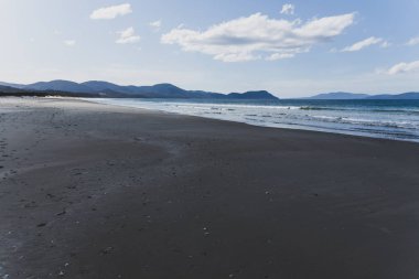 Güney Pasifik'e bakan güneşli el değmemiş ve ıssız plaj 
