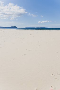 Güney Pasifik'e bakan güneşli el değmemiş ve ıssız plaj 