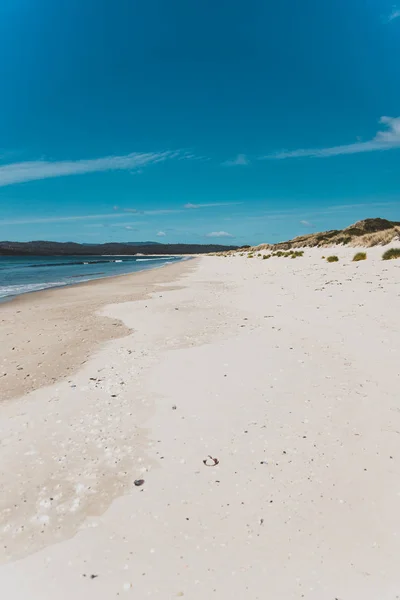Zonnig ongerept en verlaten strand met uitzicht op de Stille Zuidzee — Stockfoto