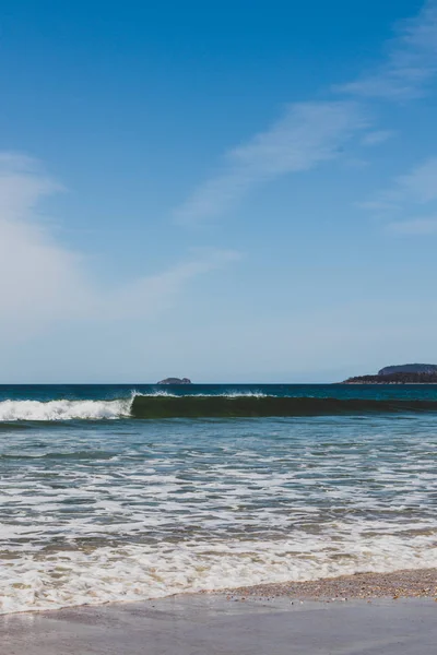 Zonnig ongerept en verlaten strand met uitzicht op de Stille Zuidzee — Stockfoto