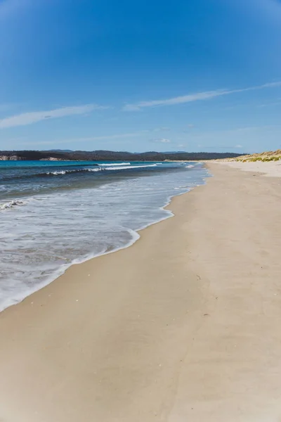 Playa soleada prístina y desierta con vistas al Pacífico Sur — Foto de Stock
