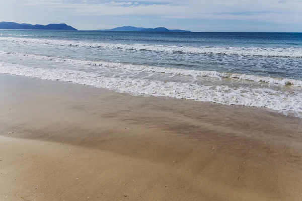 Solig orörd och öde strand med utsikt över södra Stilla havet — Stockfoto