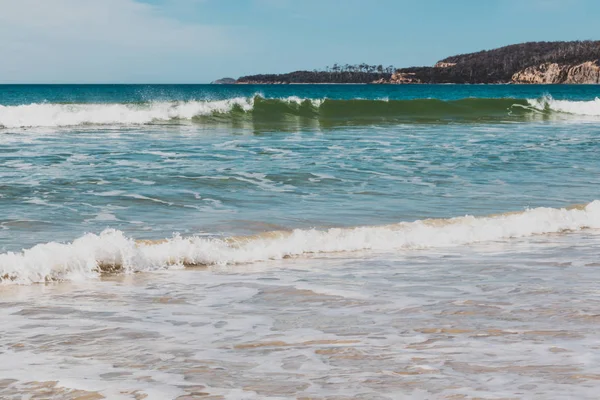 Solig orörd och öde strand med utsikt över södra Stilla havet — Stockfoto