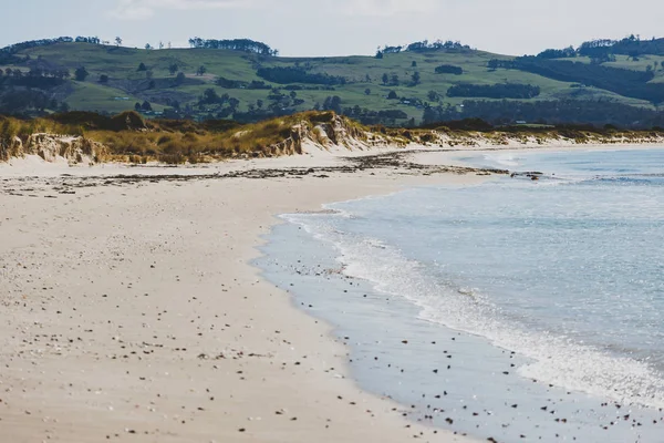 Playa soleada prístina y desierta con vistas al Pacífico Sur — Foto de Stock