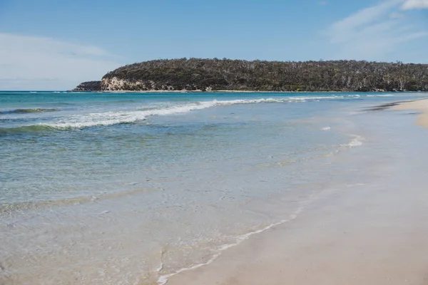Sonniger, unberührter und einsamer Strand mit Blick auf den Südpazifik — Stockfoto