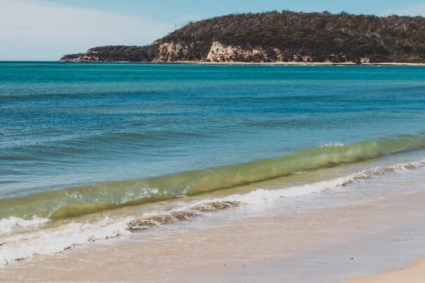 Sonniger, unberührter und einsamer Strand mit Blick auf den Südpazifik — Stockfoto