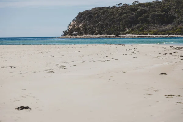 Sonniger, unberührter und einsamer Strand mit Blick auf den Südpazifik — Stockfoto