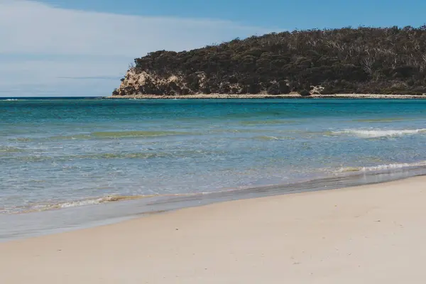 Playa soleada prístina y desierta con vistas al Pacífico Sur — Foto de Stock