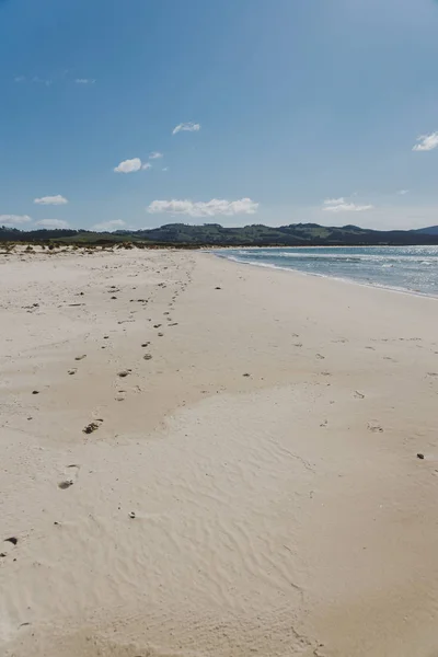 Playa soleada prístina y desierta con vistas al Pacífico Sur —  Fotos de Stock