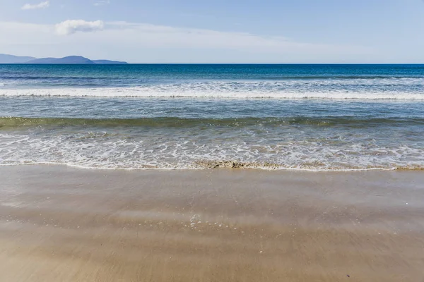 Solig orörd och öde strand med utsikt över södra Stilla havet — Stockfoto