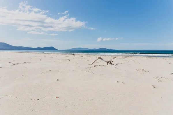 Сонячний незайманий і пустельний пляж з видом на південну Тихоокеанське — стокове фото