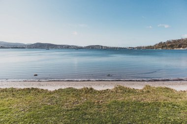 Cornelian Körfezi ve Hobart Tasman Köprüsü görünümü
