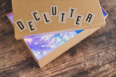 öğeleri ile doldurmak için yarı açık kutunun üstüne declutter iletisi 