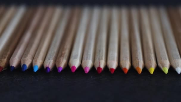 Koyu Masa Üzerinde Dizilmiş Renkli Kalemler Yakın Çekimden Geniş Görünüme — Stok video