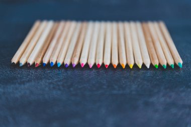 renkli kalemler copyspace ile karanlık masa üzerinde dizilmiş