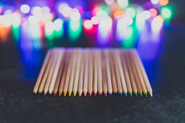 psychedel ile koyu arka plan üzerinde renkli kalemler çeşitleri