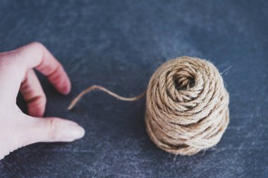 dize çekerek iplik kadın eli çözme topu