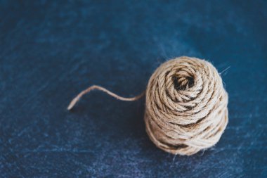 ip ipe ile iplik karışık topu dışarı haşhaş