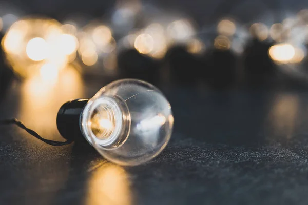 En unik glödlampa metafor av god idé stå ut från — Stockfoto