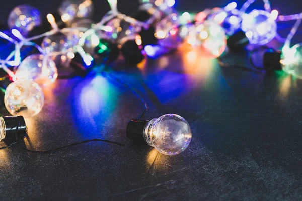 En unik glödlampa metafor av god idé stå ut från — Stockfoto