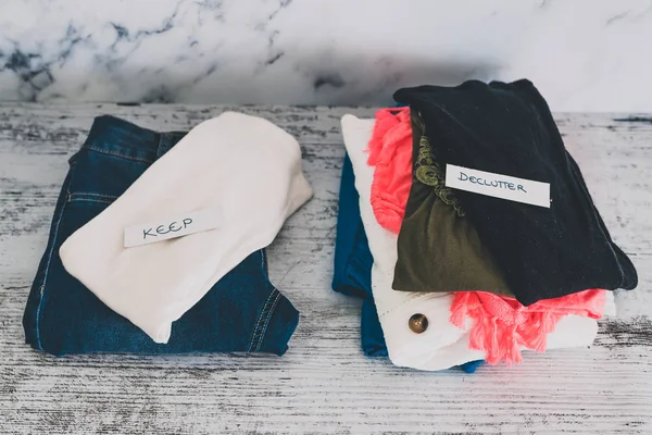 Declutter et ranger les vêtements de mode empilés dans Keep et D — Photo