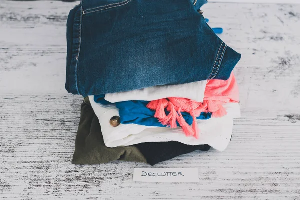 Declutter y ordenar la ropa de moda apilados en Keep y D — Foto de Stock