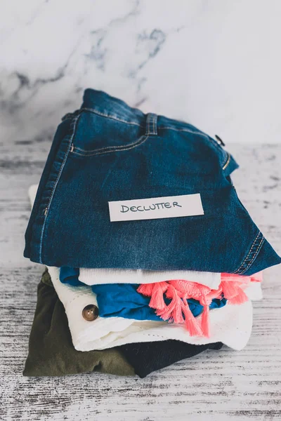 Declutter et ranger les vêtements de mode empilés dans Declutter — Photo