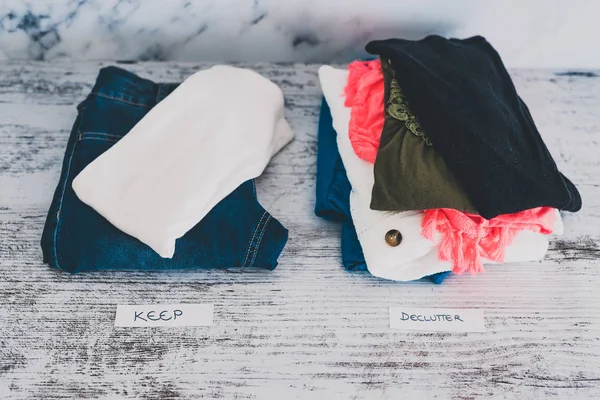 Ontrommel en opruimen mode kleren gestapeld in Keep en D — Stockfoto