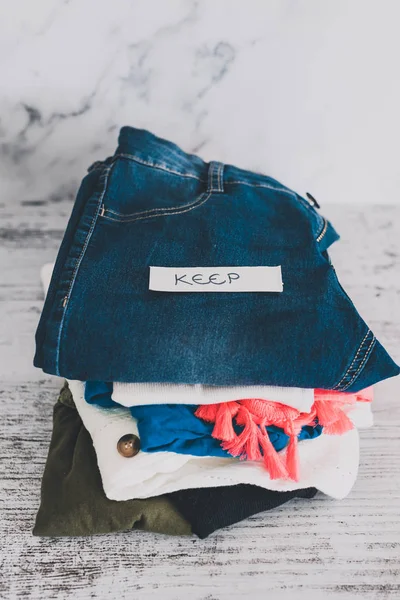 Declutter et ranger les vêtements de mode empilés dans Keep pile — Photo