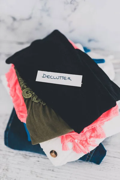 Declutter et ranger les vêtements de mode empilés dans Declutter — Photo