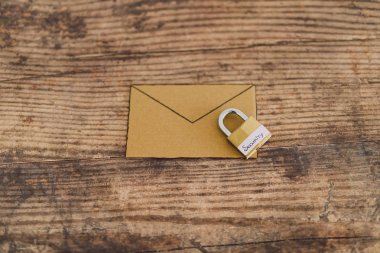 kullanıcı gizlilik kavramı, kilit ile masada e-posta zarf minyatür