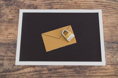 kullanıcı gizlilik kavramı, kilit ile masada e-posta zarf minyatür