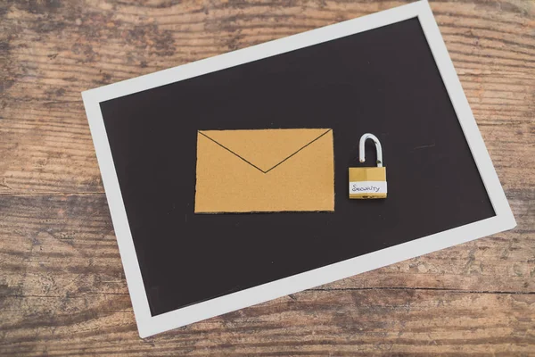 Brak koncepcji prywatności użytkownika, koperty e-mail miniaturowe na biurku w — Zdjęcie stockowe