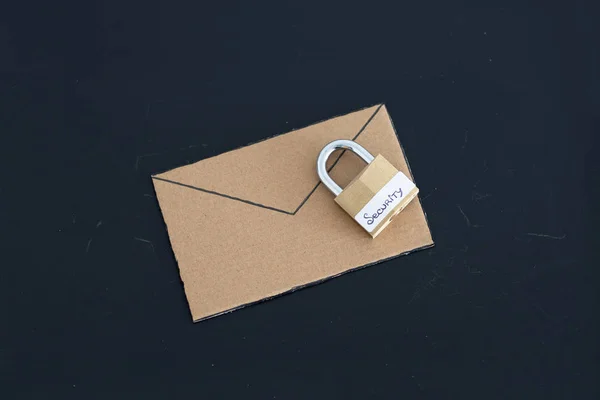 Concept de confidentialité utilisateur, e-mail enveloppe miniature sur bureau avec serrure — Photo