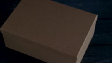 karanlıkta gizem kutusunu açan ve içindeki sicim ampulleri nedeniyle içeriden gelen parlak ışığı ortaya çıkaran kadın, parlak fikirlerin metaforu ve kutunun dışında düşünme