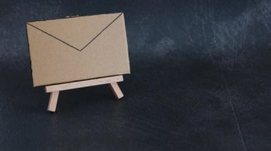 internet güvenliği ve kullanıcı gizliliği kavramı, e-posta zarfı şelon ve el önünde bir güvenlik kilidi yerleştirerek