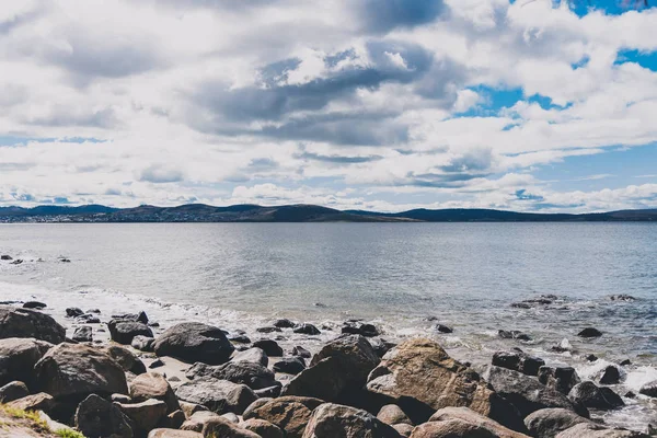 Pantai kecil yang kasar dan indah di Tasmania Australia di — Stok Foto