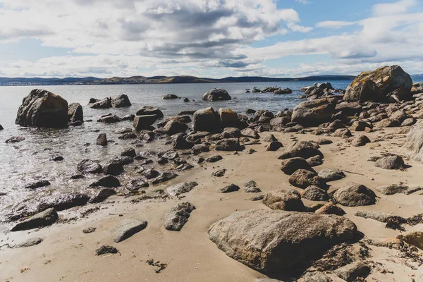 Escarpada y hermosa pequeña playa en Tasmania Australia en el —  Fotos de Stock