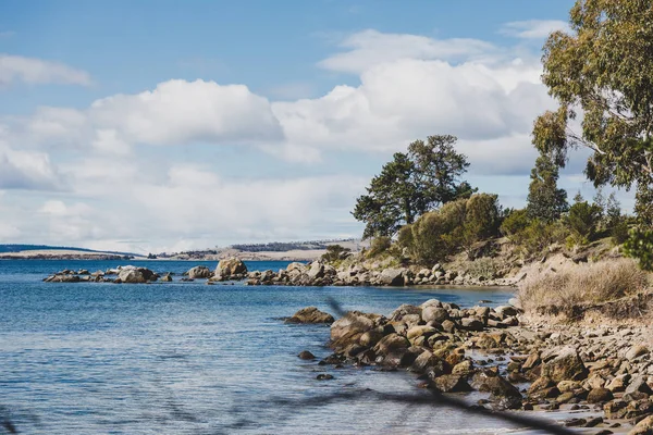 Pantai kecil yang kasar dan indah di Tasmania Australia di — Stok Foto