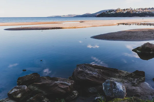 Pemandangan pantai Tasmanian di Hobart ditembak pada senja hari dengan lembut — Stok Foto