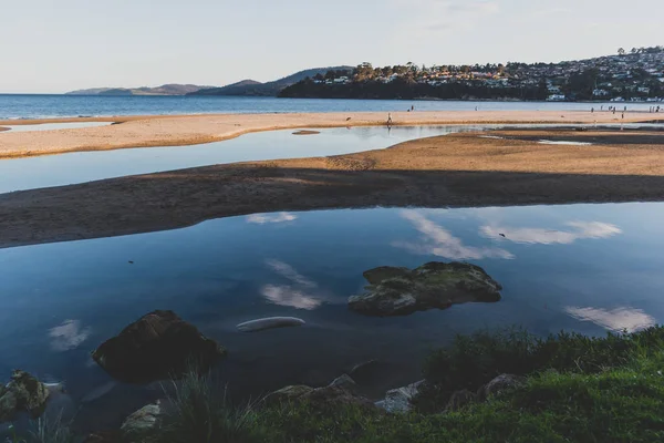 Pemandangan pantai Tasmanian di Hobart ditembak pada senja hari dengan lembut — Stok Foto