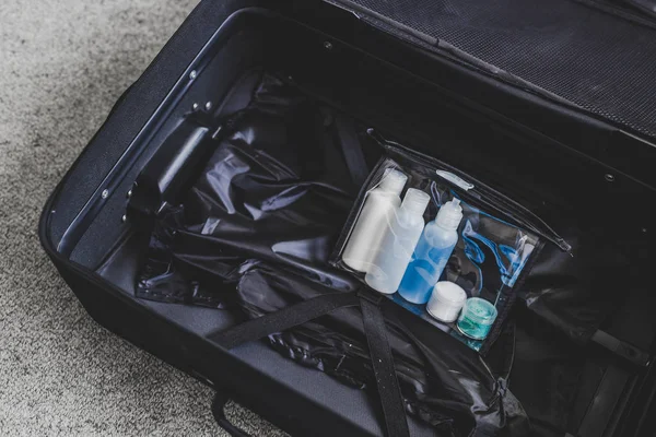 Packning för en flygning, transparent påse med små lotion för LIQ — Stockfoto