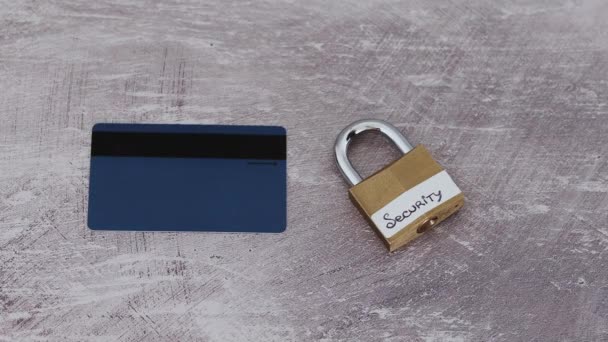 买家保护和感性支付数据安全在线 手用放大镜分析安全锁旁边的信用卡 — 图库视频影像